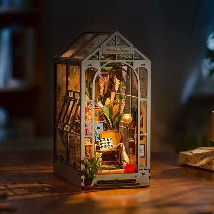 Robotime - Rolife Holiday Garden House DIY Book Nook Shelf Insert - Hobby Recreation Products